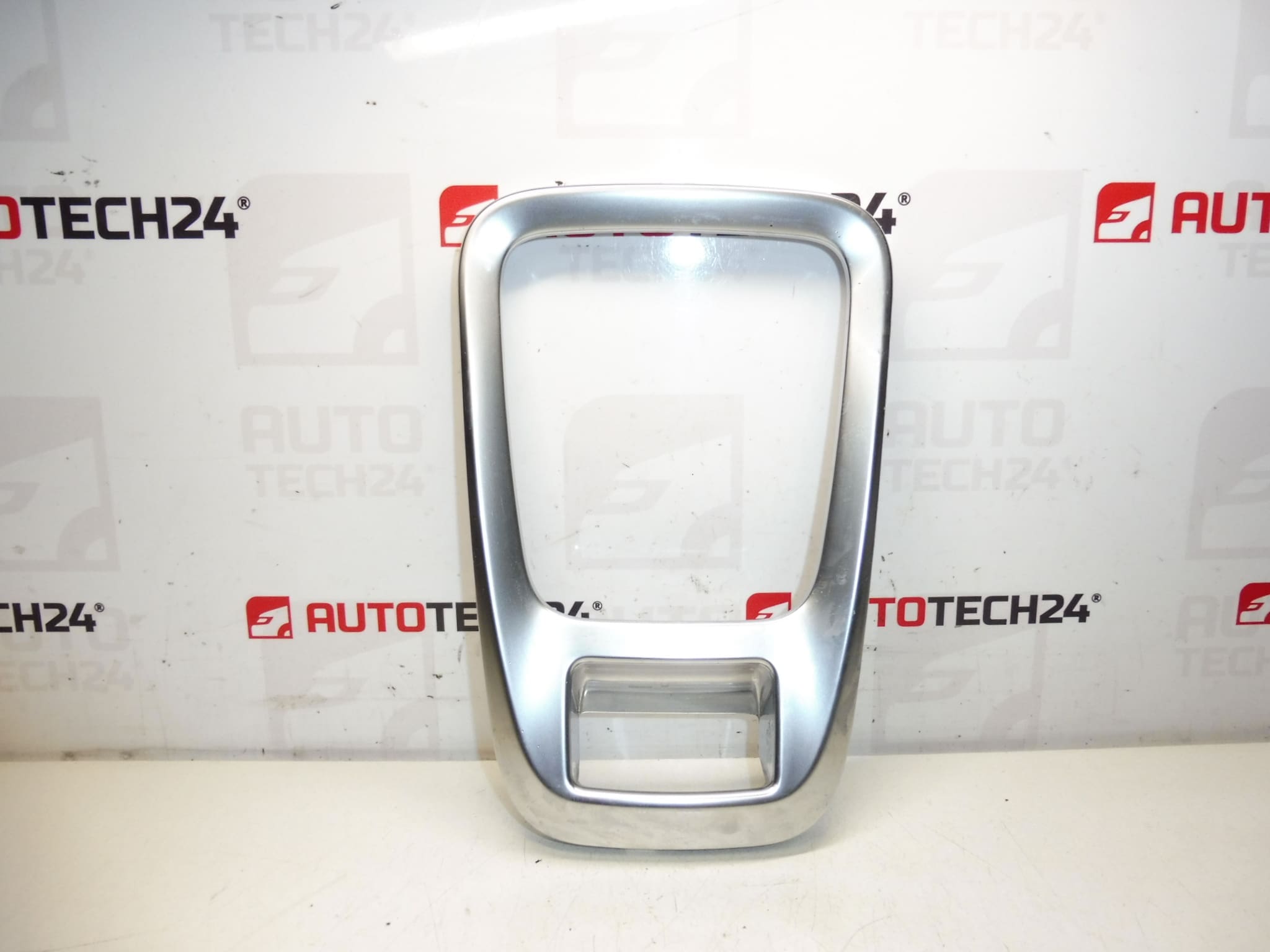 Peugeot 3008 5008 vaihdevivun koristekansi 9685474977 7591L9