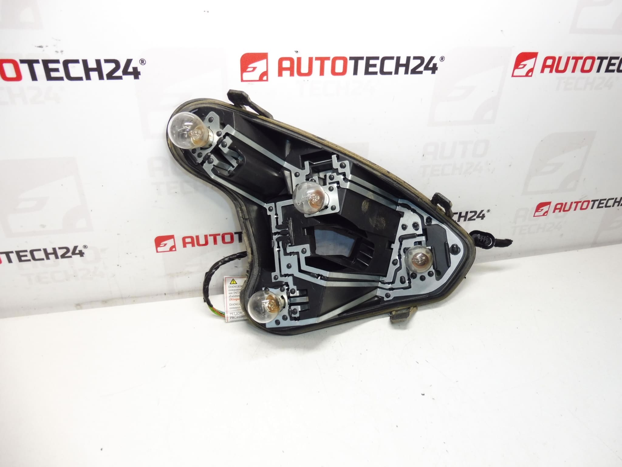 Peugeot 308 Hatchback takavalon oikea polttimokanta 1606959180